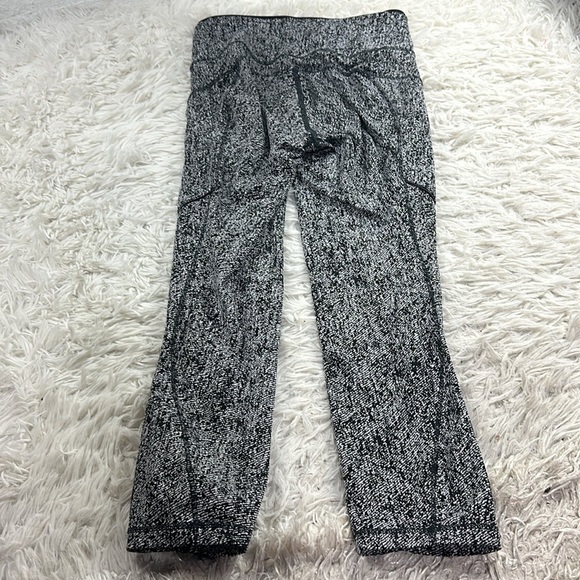 Lululemon Run On Crop (21") Power Luxtreme Irregular Denim Twill Black White - Picture 6 of 7